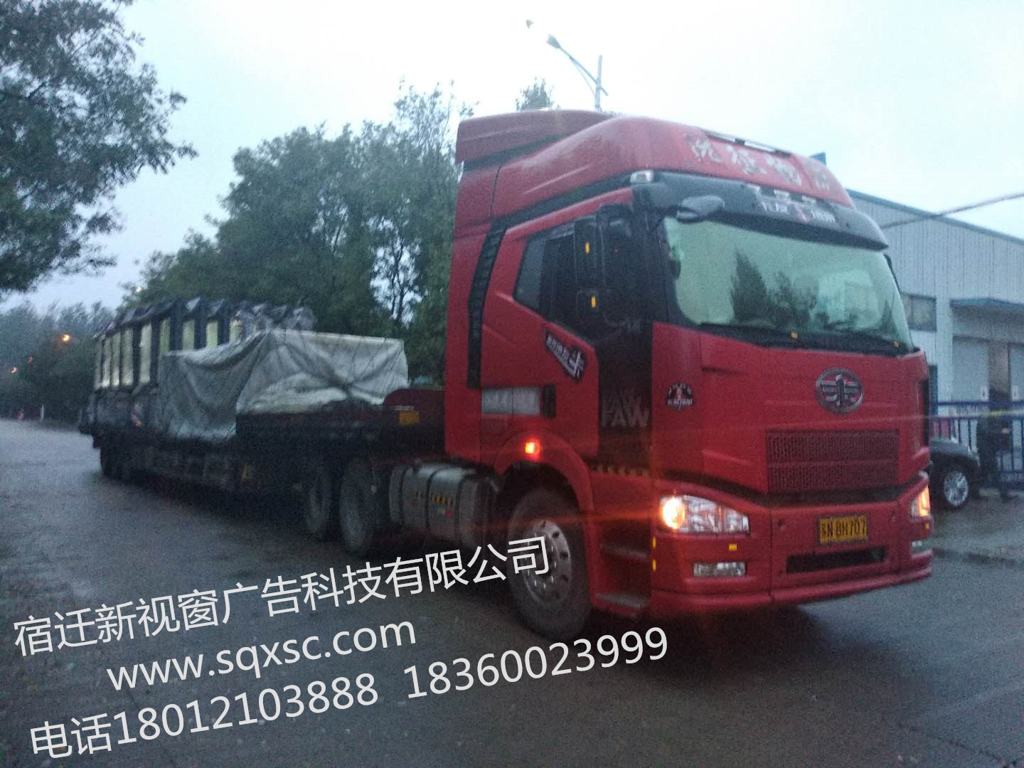 上海廣告牌冒雨連夜發(fā)貨