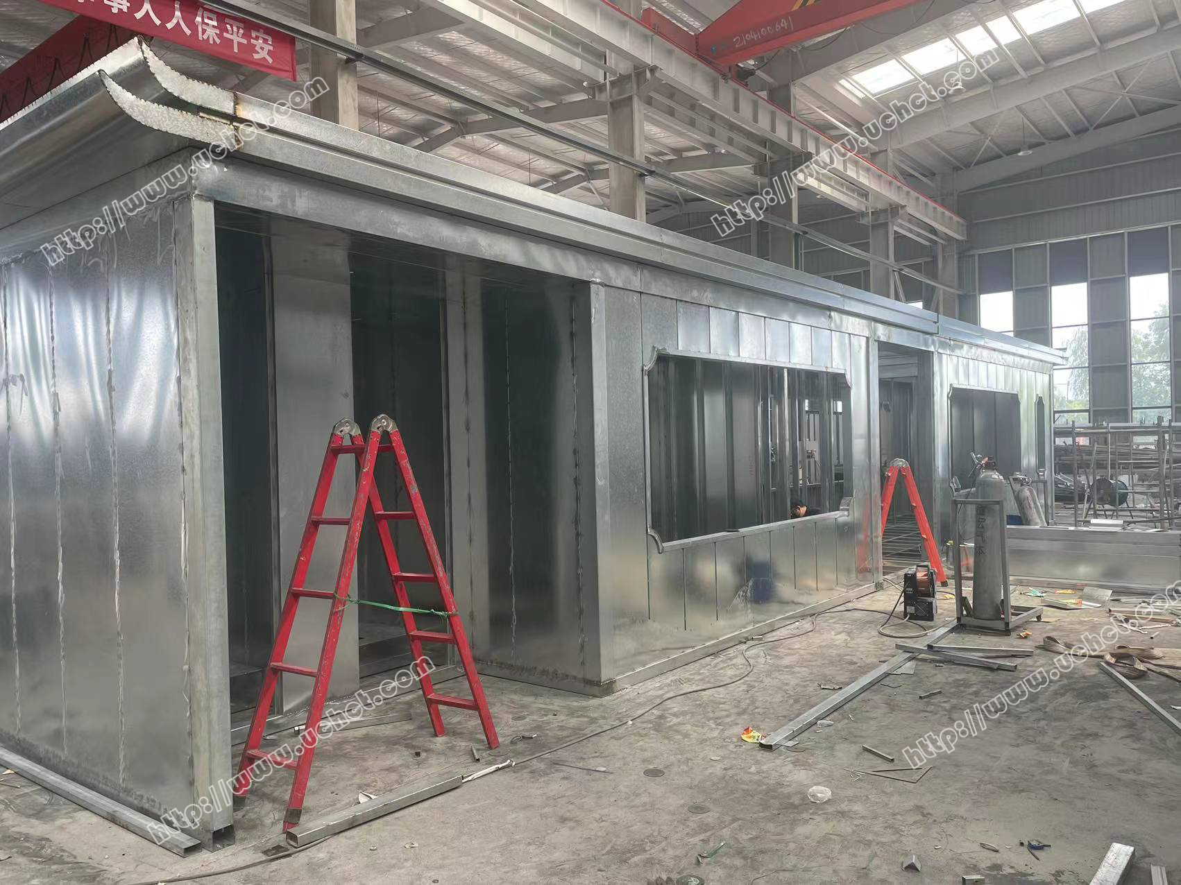 新款候智能候車亭開始組裝