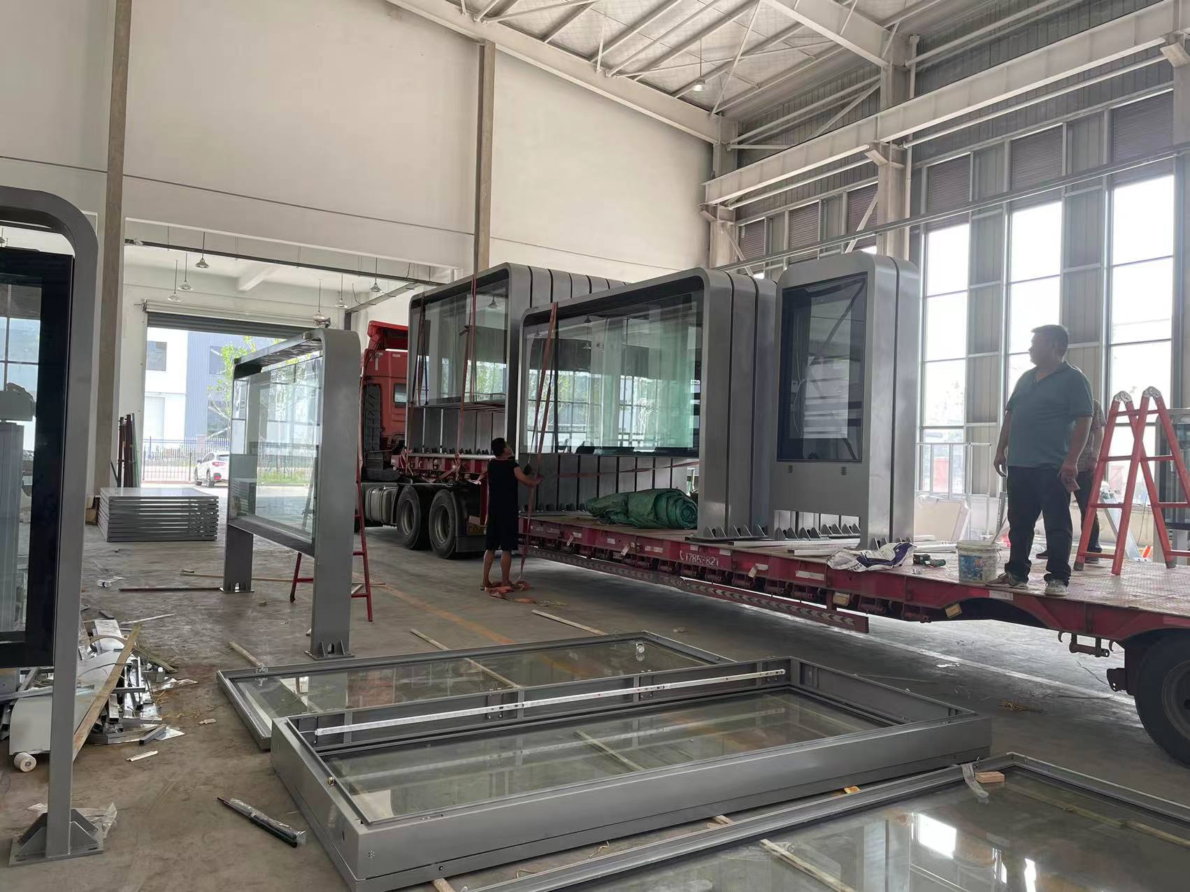 第四車智能候車亭發(fā)貨